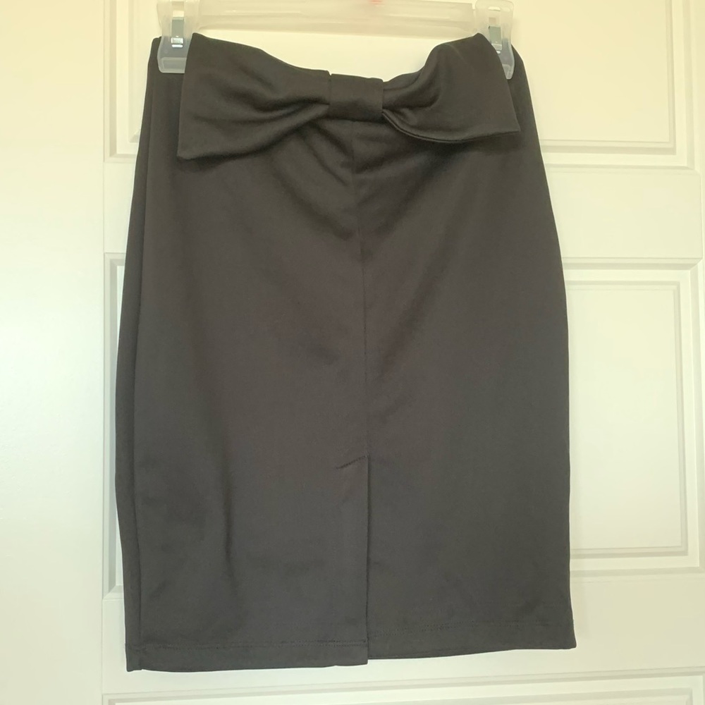 Black skirt with bow